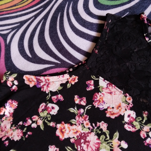 Shiela Rose - Lacey Flower Print Tank - NWT - Picture 6 of 10